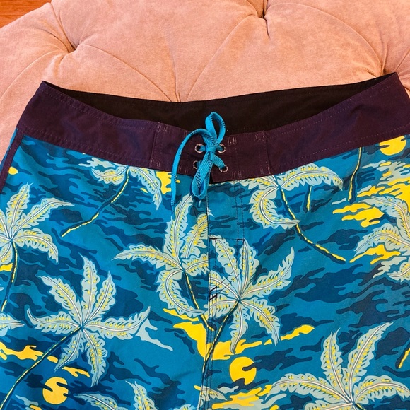 Like new QuickSilver board shorts - Picture 5 of 5